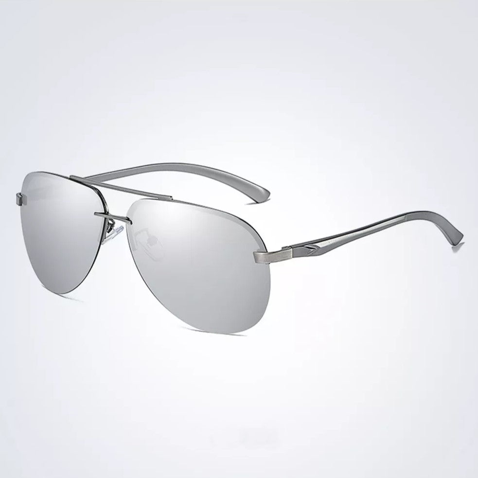 Silberne Sonnenbrille mit verspiegelten Gläsern, Metallrahmen, modisches Accessoire.
