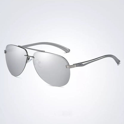 Silberne Sonnenbrille mit verspiegelten Gläsern, Metallrahmen, modisches Accessoire.