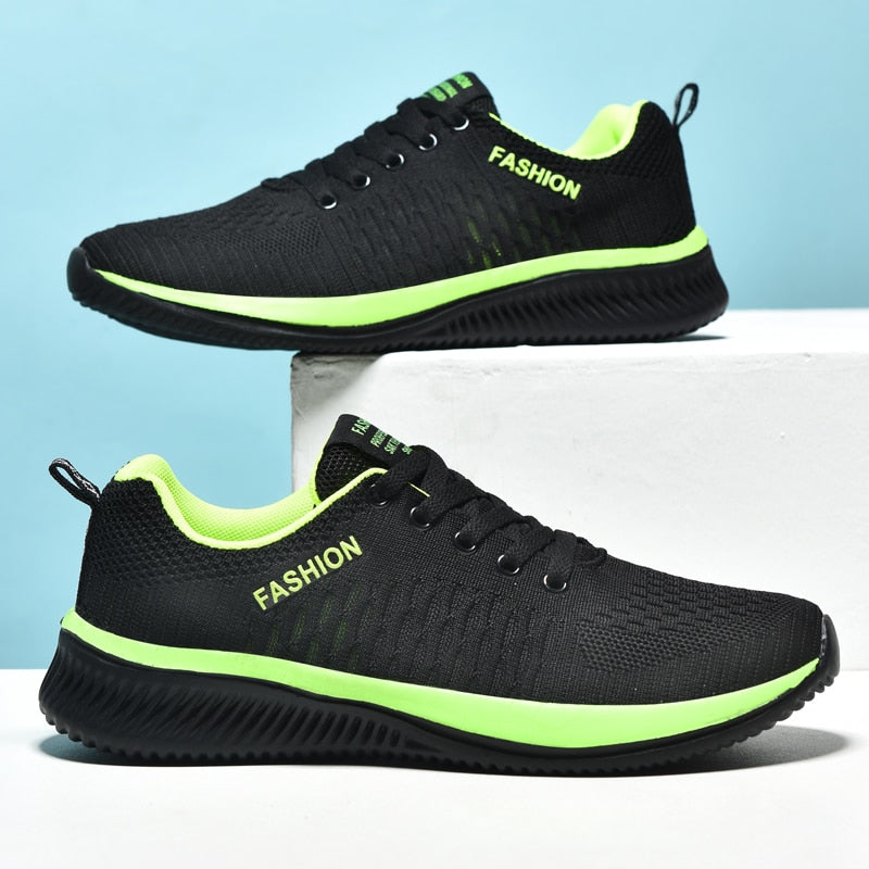 Schwarze Sportschuhe mit grünen Akzenten, atmungsaktiv, modisch, für Herren.