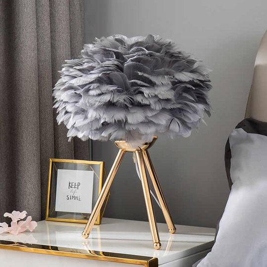 Dimmbare Tischlampe mit luxuriösen Federn – Pluma
