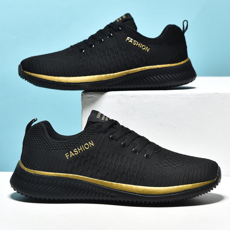 Schwarze Sneaker mit goldenen Akzenten, atmungsaktives Mesh, modische Herrenschuhe.