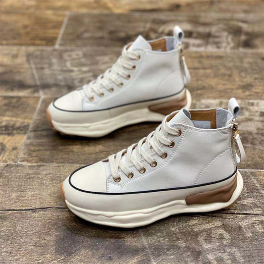 Weiße High-Top-Sneaker, Leder, dicke Sohle, modisch, Unisex, auf Holzboden.