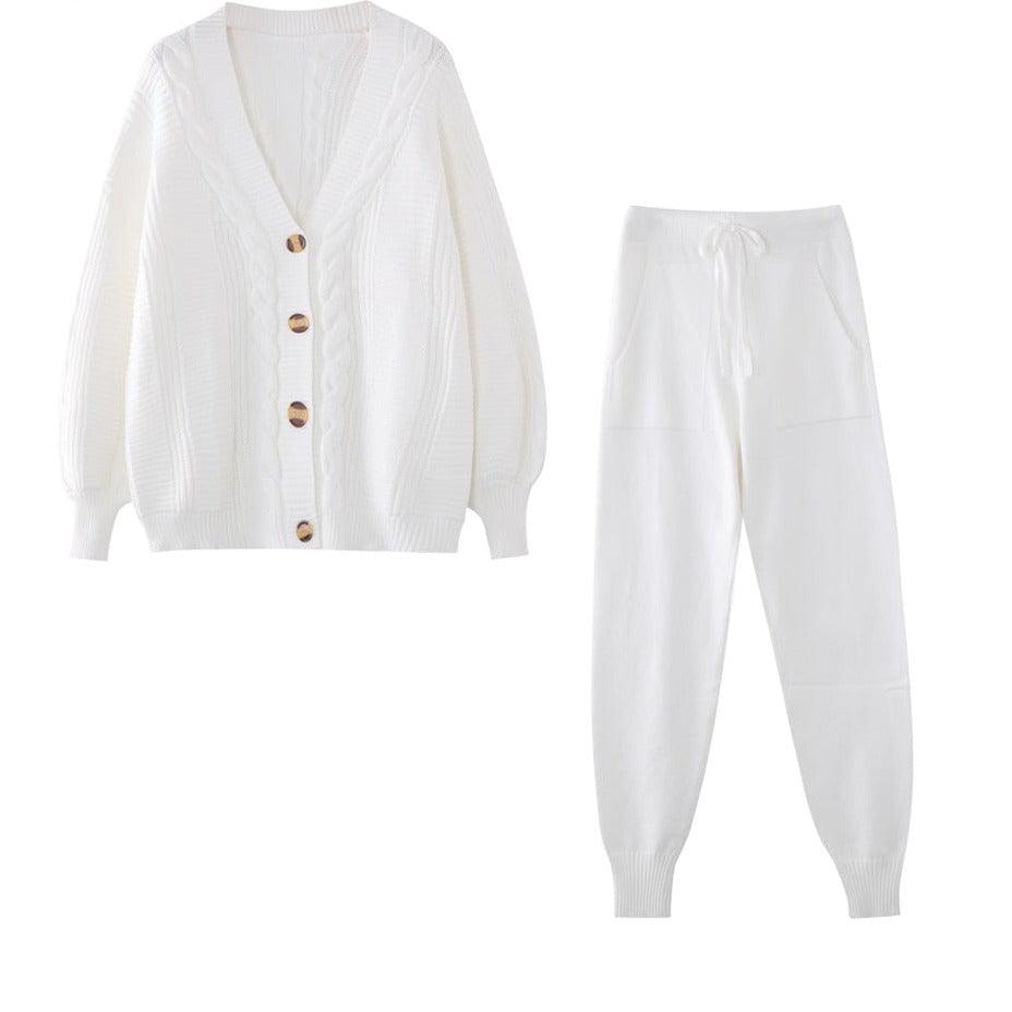 Weiße Strickjacke und Jogginghose Set, Damenmode, gemütlich, Knöpfe, Taschen, Freizeitkleidung.