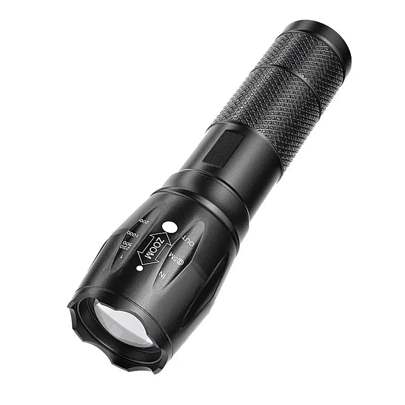 Schwarze LED-Taschenlampe, robustes Design, Zoom-Funktion, ideal für Outdoor-Aktivitäten.