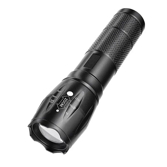 Schwarze LED-Taschenlampe, robustes Design, Zoom-Funktion, ideal für Outdoor-Aktivitäten.