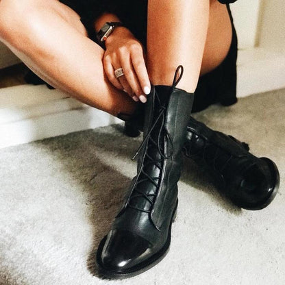 Schwarze Lederstiefel mit Schnürung, Damenmode, elegantes Design, Herbst-Winter-Trend.