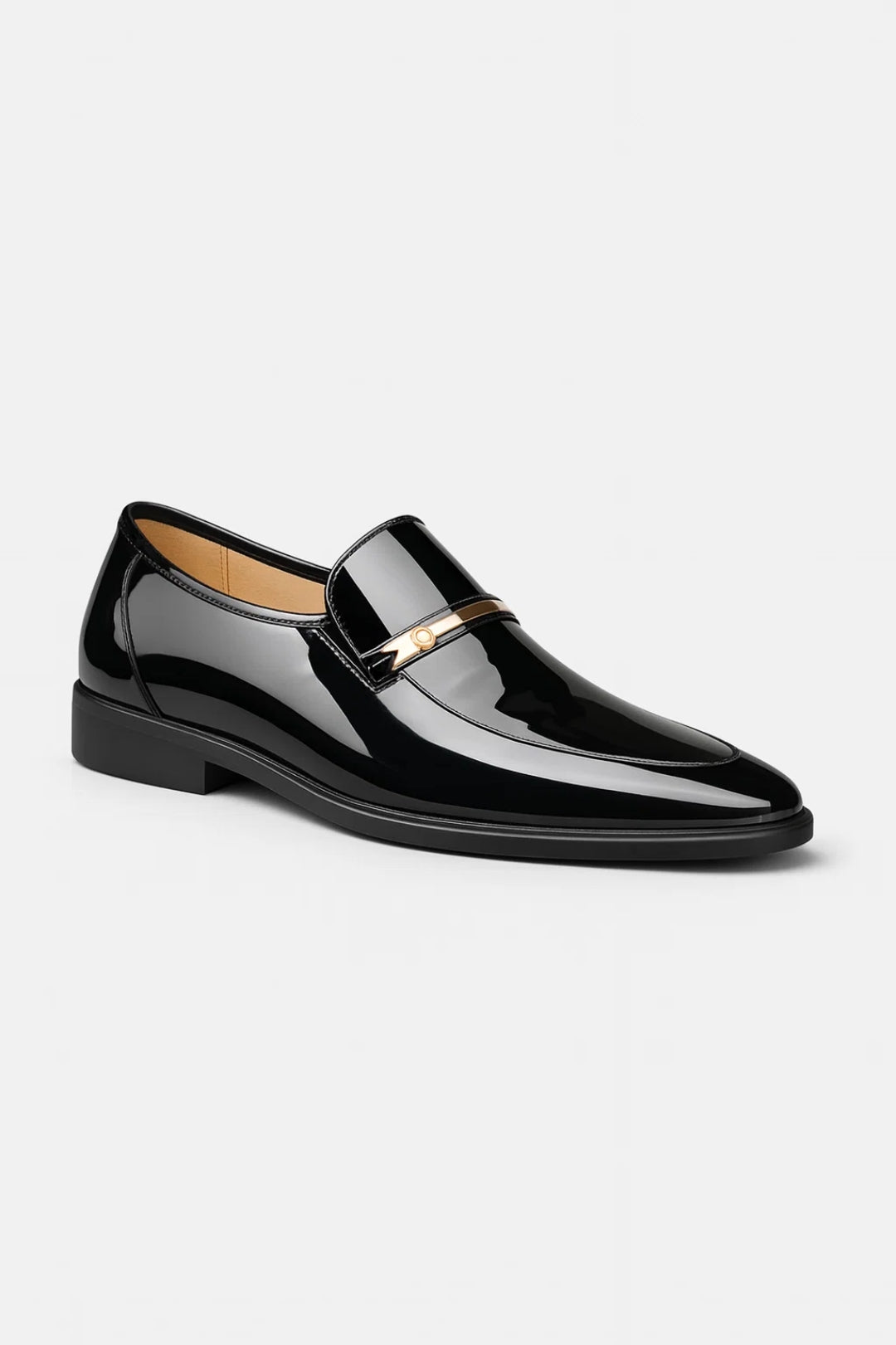 Schwarzer glänzender Lackleder-Slipper in Schrägansicht mit goldfarbenem Metallsteg und schwarzer Sohle 1