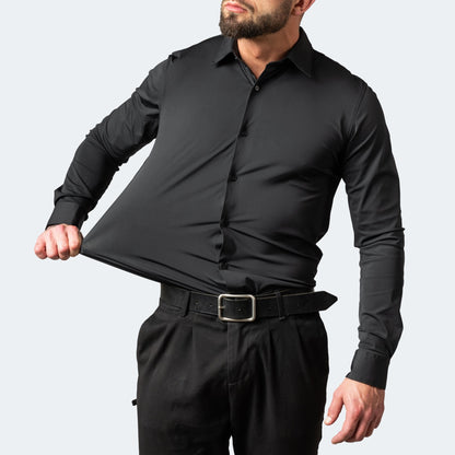 Mann im schwarzen Hemd zieht den Stoff seitlich am Bauch weit auseinander, dazu schwarze Hose und Gürtel 4