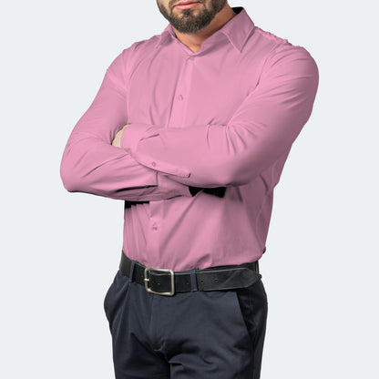 Mann im rosa Hemd mit verschränkten Armen, dazu dunkle Hose und schwarzer Gürtel 8