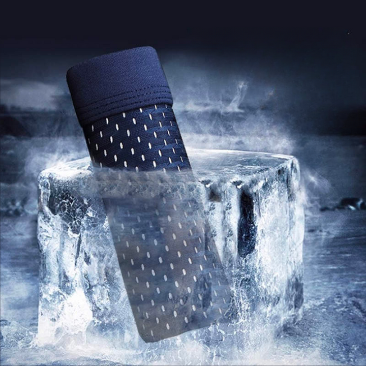 Dunkelblaue Netzstoff-Boxershorts ragt aus einem Eisblock, Symbol für kühlende Atmungsaktivität 2