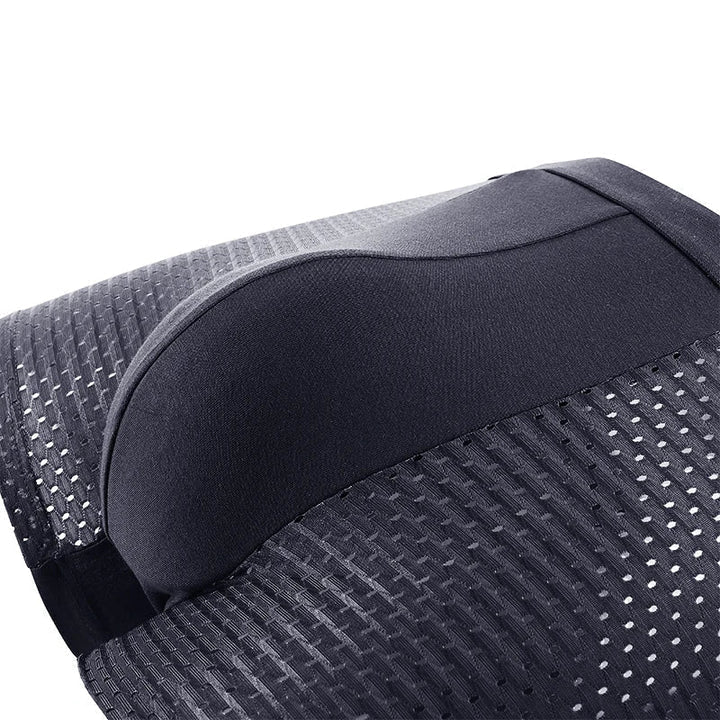 Detailaufnahme einer dunklen Boxershorts mit gewölbter Passform vorn und gelochten Netzeinsätzen an den Seiten 5
