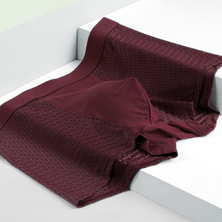 Weinrote Boxershorts aufgefächert auf weißen Stufen, mit Netzeinsätzen an den Seiten und glattem Mittelteil 6