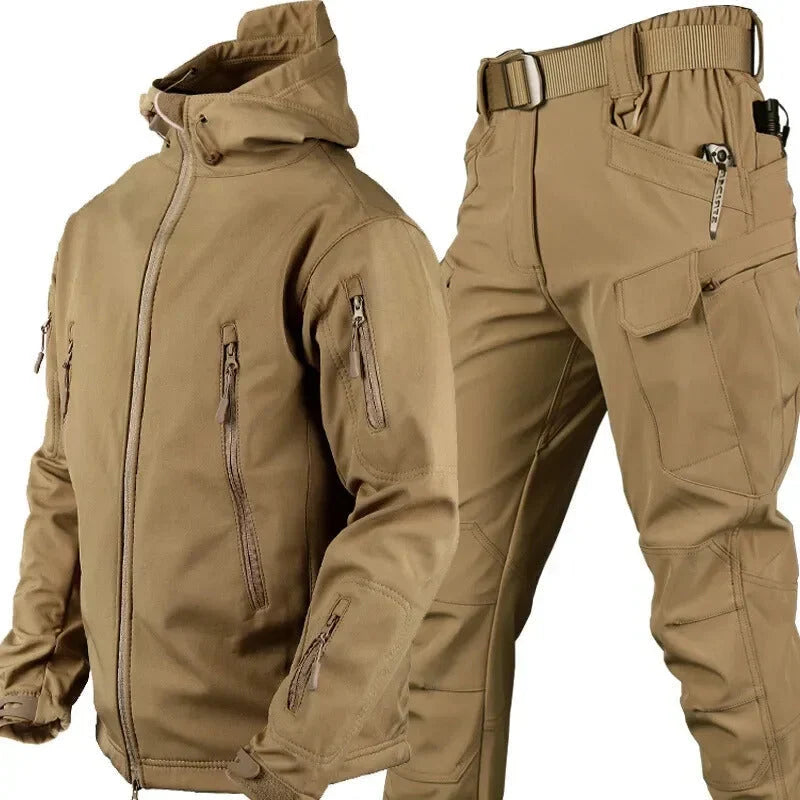 Sandbraunes Set aus Kapuzenjacke und Cargohose mit Gürtel, schräg von vorn auf weißem Hintergrund. 12