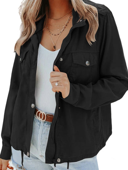 Frau in schwarzer Jacke, weißem Top und Jeans, modisch, lässig, Damenmode, Streetwear.