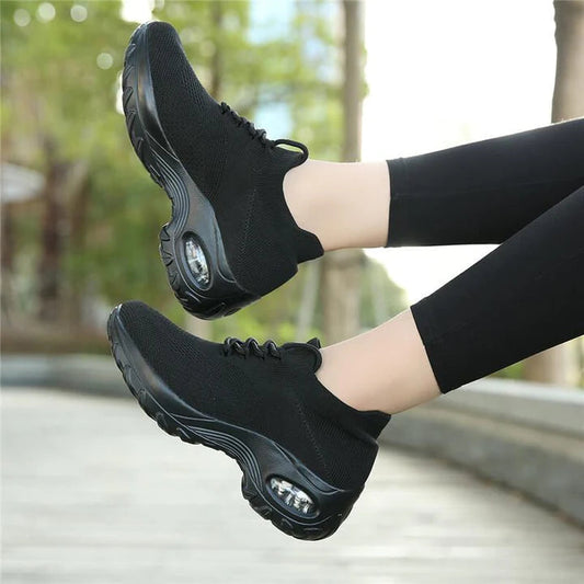 Schwarze orthopädische Damen-Wanderschuhe, bequem, atmungsaktiv, ideal für Spaziergänge.