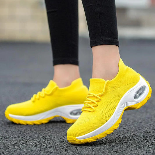 Gelbe orthopädische Damen-Wanderschuhe, bequem, atmungsaktiv, rutschfeste Sohle.