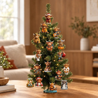 Kleiner beleuchteter Tannenbaum im Wohnzimmer, behangen mit vielen verschiedenen Hochlandkuh-Anhängern in unterschiedlichen Kostümen und Posen. 1