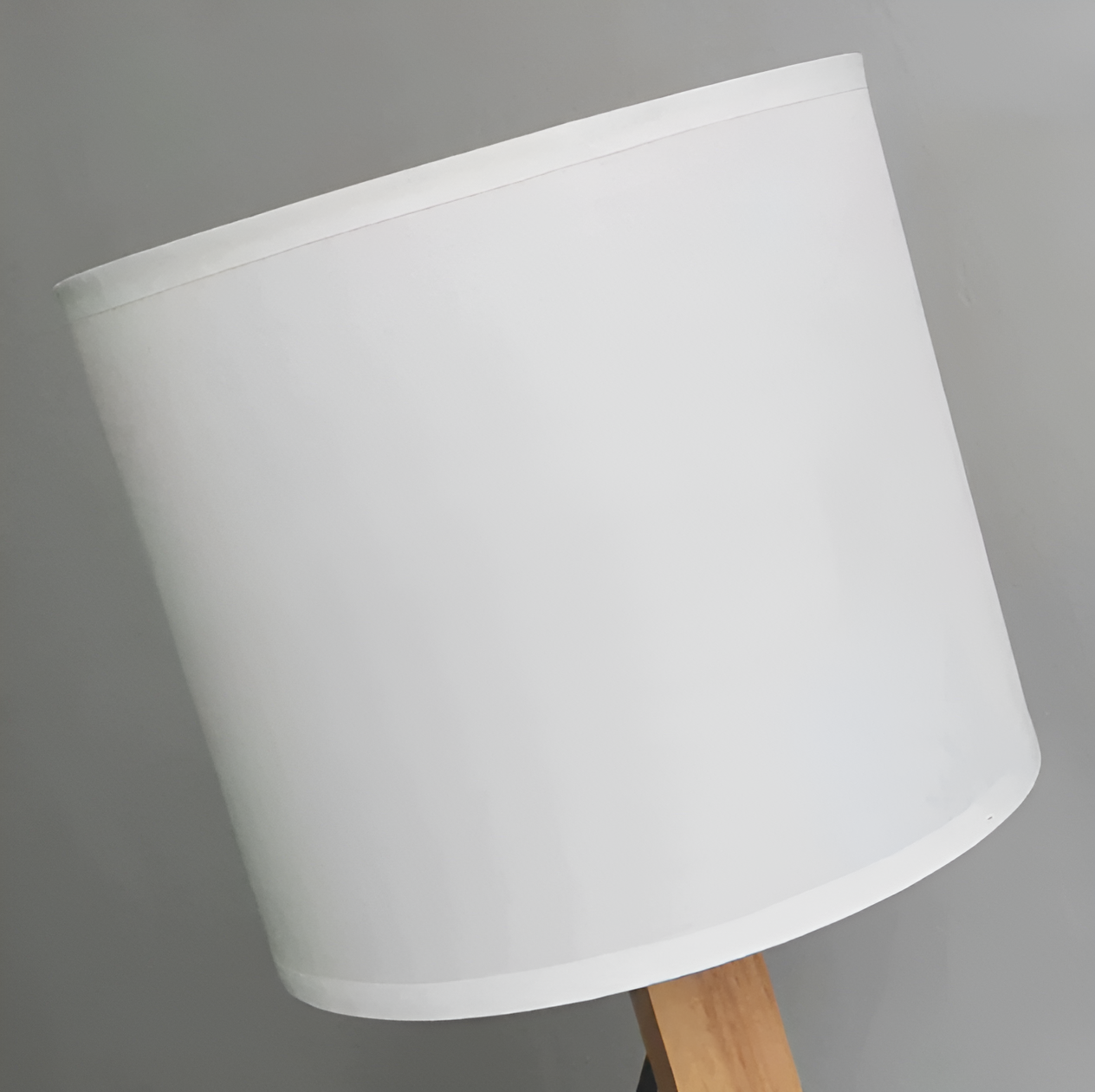 Flexibler Robot Schreibtischlampe aus Massivholz – LumoBot
