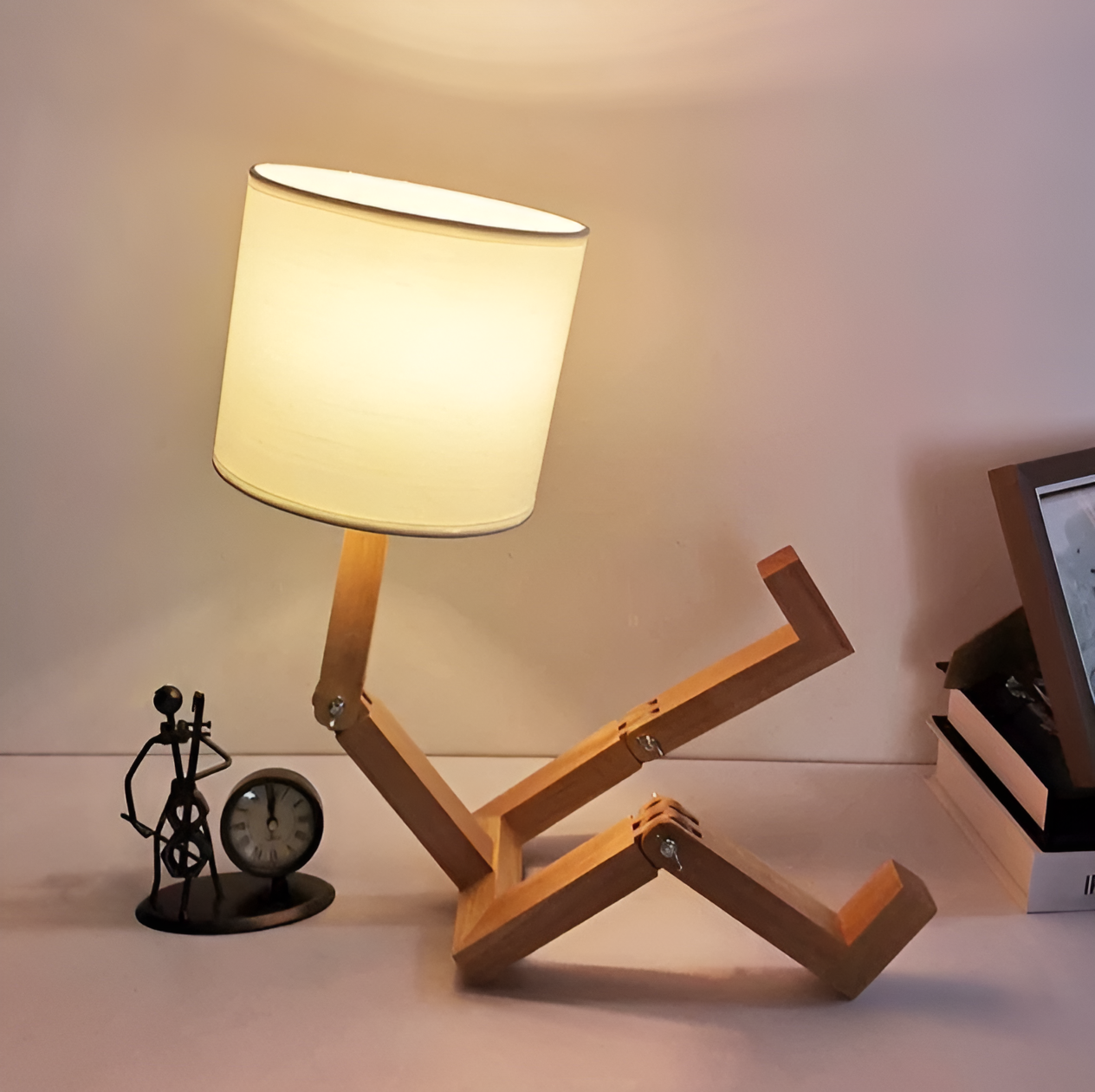 Flexibler Robot Schreibtischlampe aus Massivholz – LumoBot