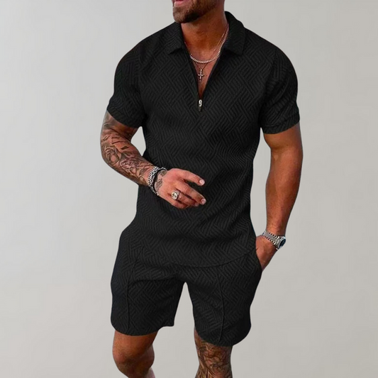 Mann in schwarzem Polo-Shorts-Set, Sommermode für Herren, Freizeitkleidung, elegant.