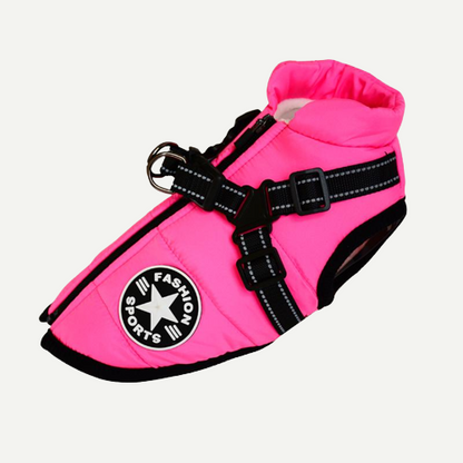 Pinke Jacke freigestellt von der Seite mit Stehkragen, schwarzem reflektierendem Geschirr und rundem Aufnäher. 17