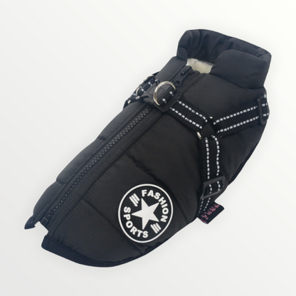 Schwarze Jacke freigestellt von der Seite mit Stehkragen, reflektierendem Geschirr, Reißverschluss und rundem Aufnäher. 19