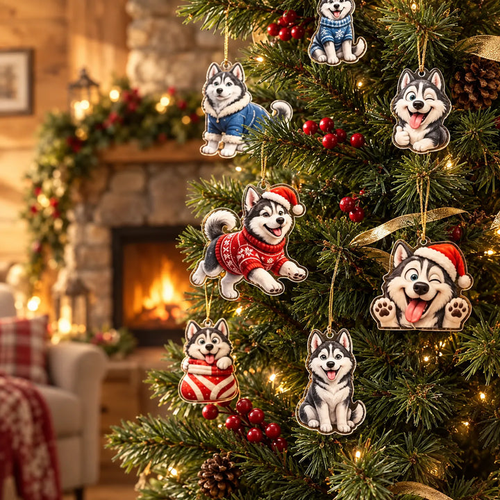 Sieben Husky-Anhänger in Pulli, Weihnachtsmütze und Strumpf hängen an einem geschmückten Tannenbaum vor einem knisternden Kamin. 1