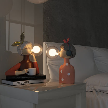 Zwei dekorative Tischlampen in Form von Figuren mit Leuchtkugeln, modern, stilvoll, Wohnzimmer.