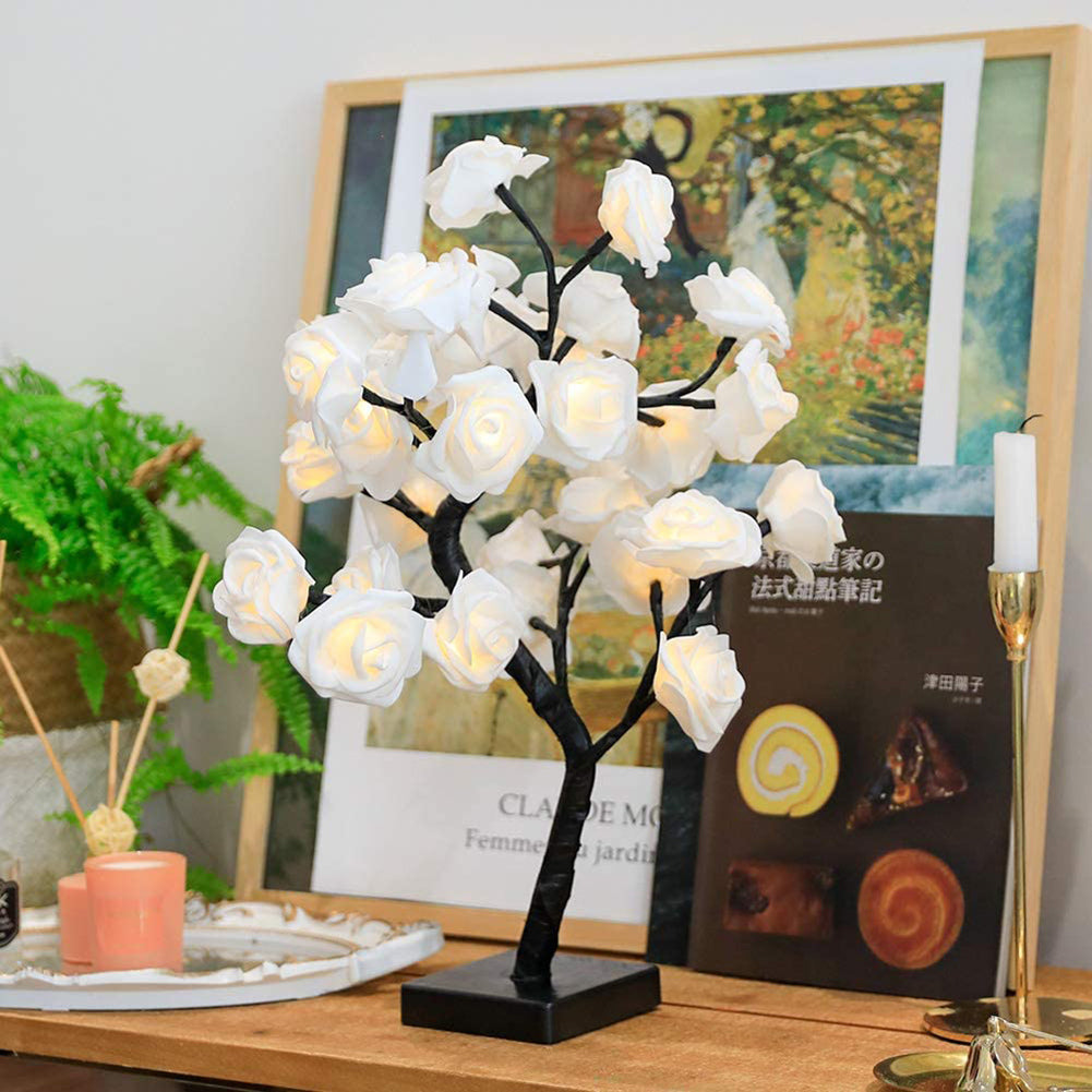 LED-Baumlampe mit weißen Rosenblüten, dekorative Beleuchtung, schwarzer Sockel, Wohnzimmer-Deko.