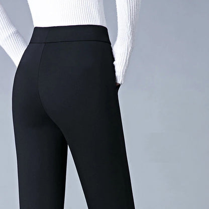 Weiße Strickpullover und schwarze Damenhose, elegant, modisch, seitliche Ansicht.