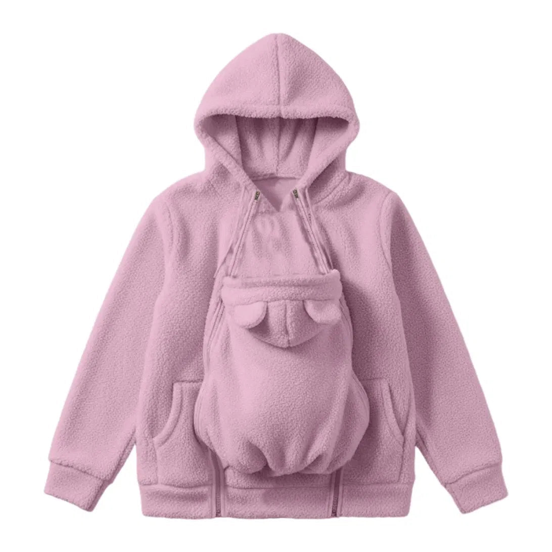 Rosa Sherpa-Hoodie als Flat Lay mit eingesetztem Babytrageeinsatz, Bärenöhrchen an der Kapuze, Reißverschlüssen und zwei Eingrifftaschen. 1