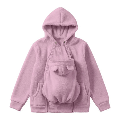 Rosa Sherpa-Hoodie als Flat Lay mit eingesetztem Babytrageeinsatz, Bärenöhrchen an der Kapuze, Reißverschlüssen und zwei Eingrifftaschen. 1