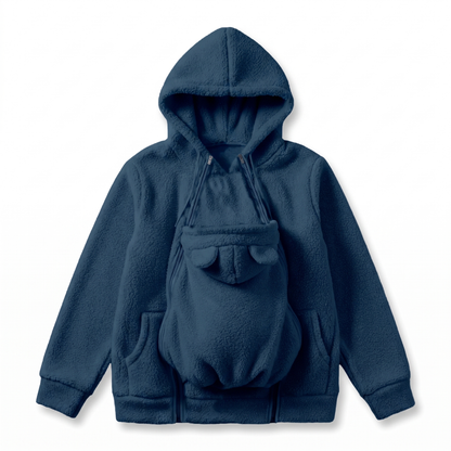 Marineblauer Sherpa-Hoodie als Flat Lay mit eingesetztem Babytrageeinsatz, Bärenöhrchen, Doppelreißverschlüssen und Seitentaschen. 10