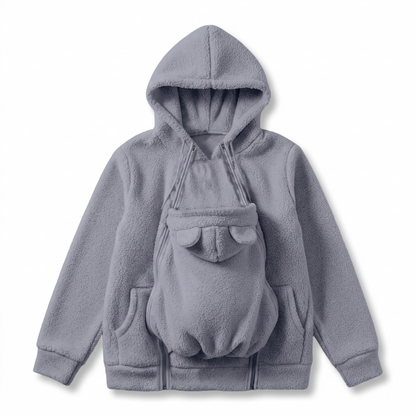 Grauer Sherpa-Hoodie als Flat Lay mit eingesetztem Babytrageeinsatz, Bärenöhrchen, Doppelreißverschlüssen und Seitentaschen. 12