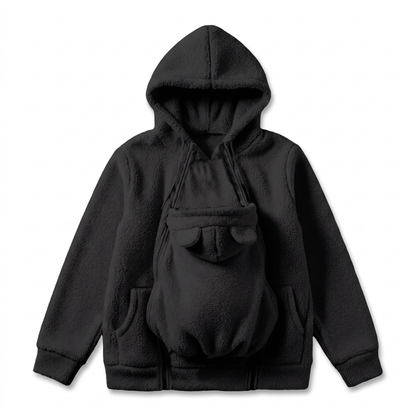 Schwarzer Sherpa-Hoodie als Flat Lay mit eingesetztem Babytrageeinsatz, Bärenöhrchen, Doppelreißverschlüssen und Seitentaschen. 13
