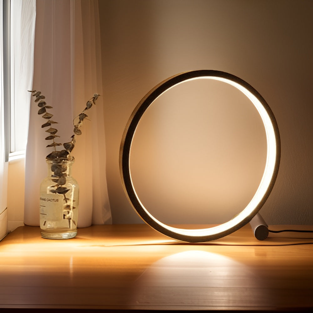 Moderne runde LED-Tischlampe aus Holz auf Fensterbank, warmes Licht, dekorative Beleuchtung.