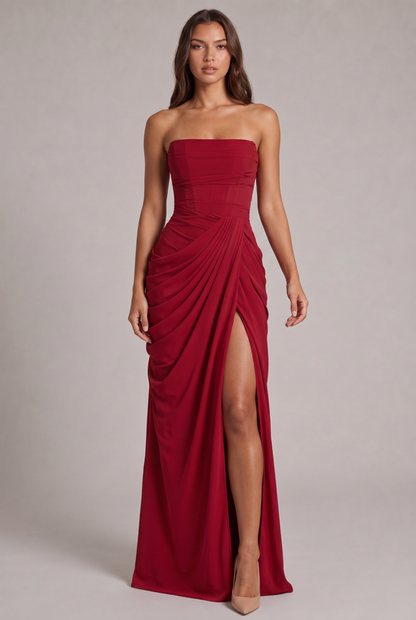 Rotes trägerloses Maxikleid mit Korsettoberteil, drapiertem Rock und hohem Beinschlitz, frontal getragen, Ganzkörperansicht 21