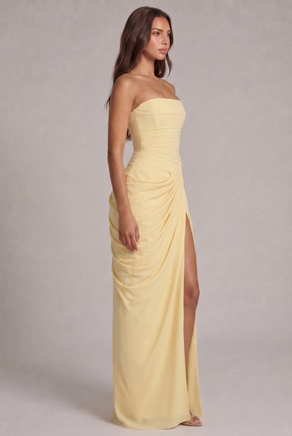Gelbes Chiffonkleid in der Seitenansicht am Model, drapierter Rock und seitlicher Beinschlitz sichtbar 3