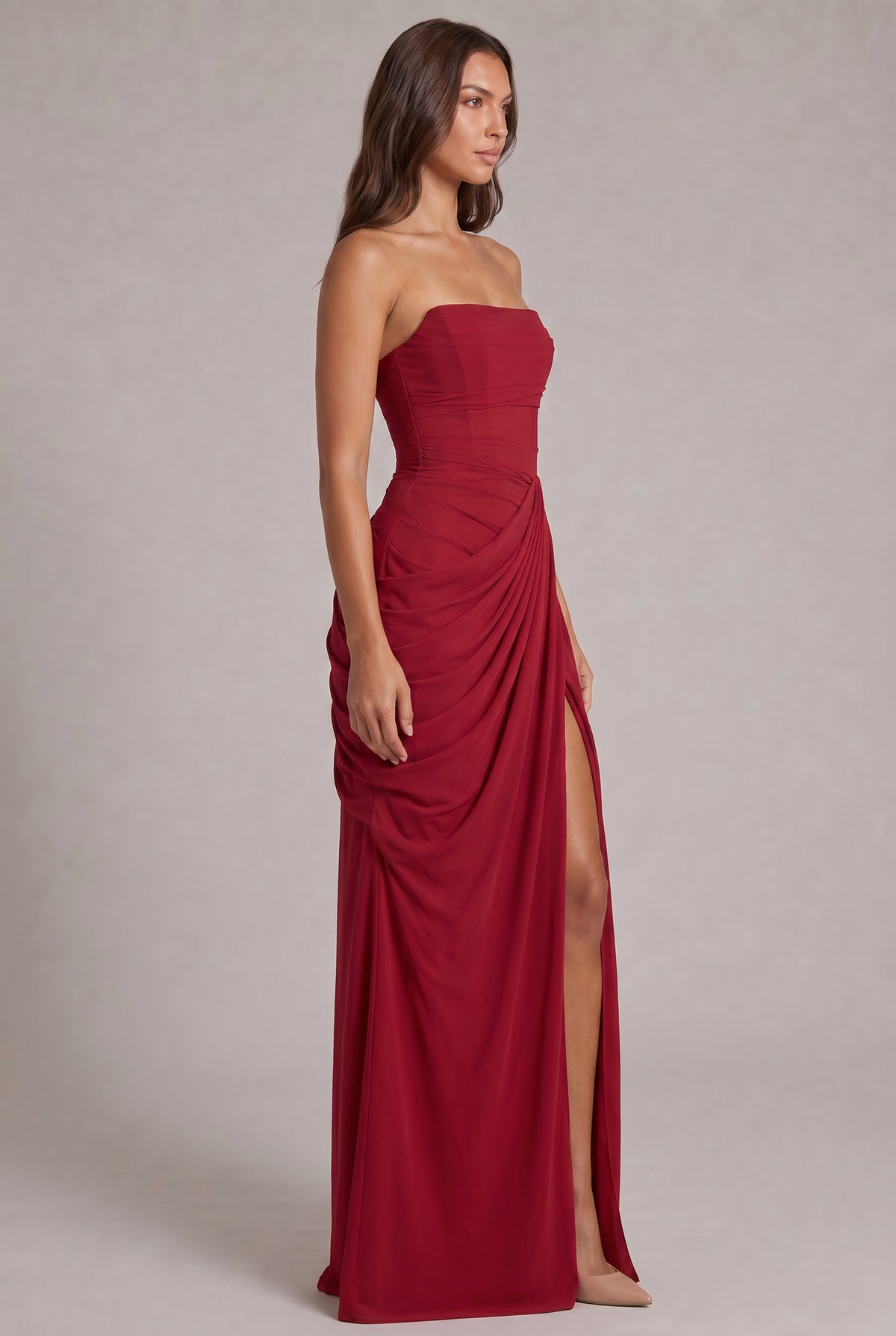 Rotes Maxikleid in seitlicher Ansicht, die drapierte Rockpartie und den hohen Schlitz zeigt 23
