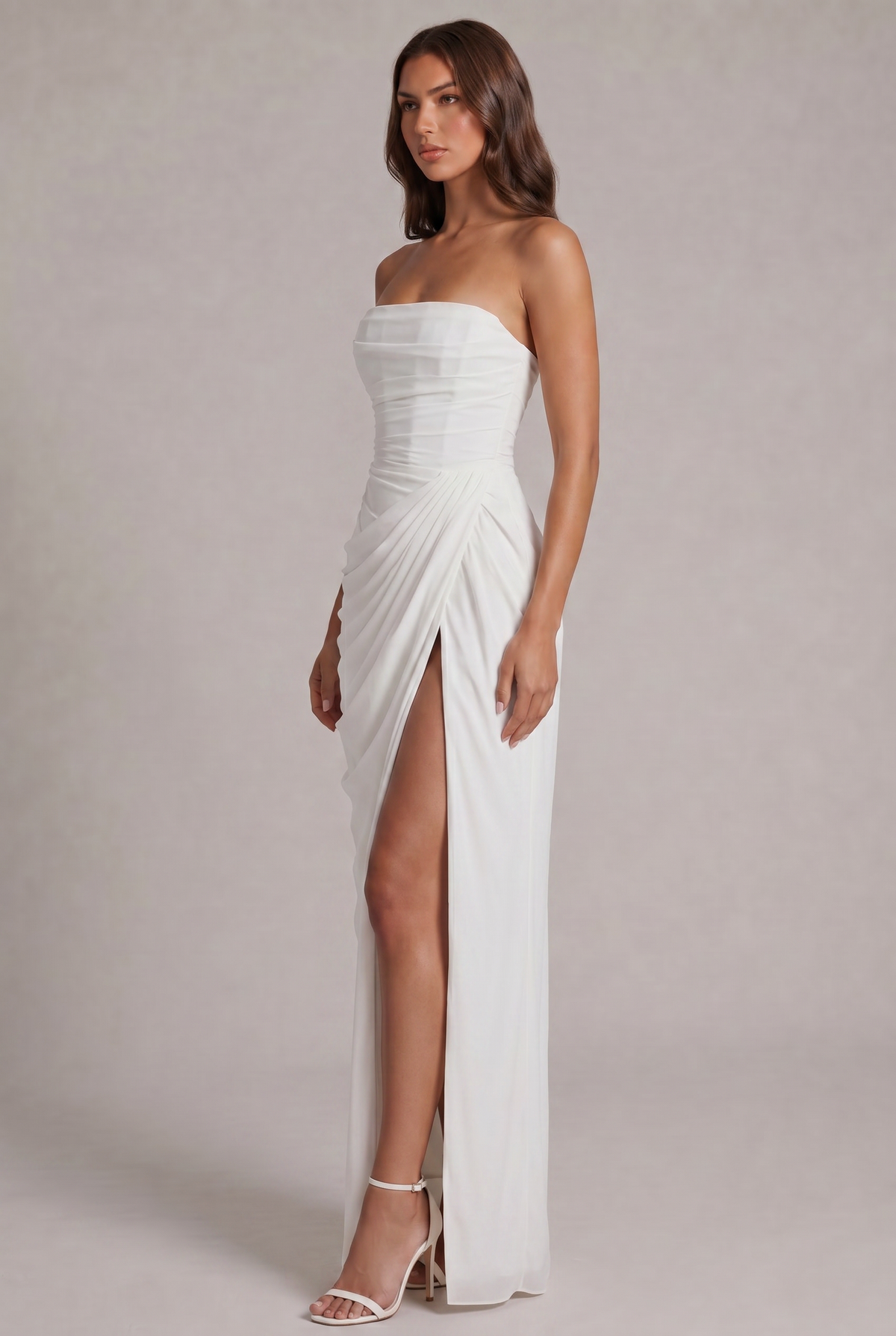 Weißes Kleid in der Seitenansicht am Model mit plissierter Wickeldrapierung und hohem Beinschlitz 19