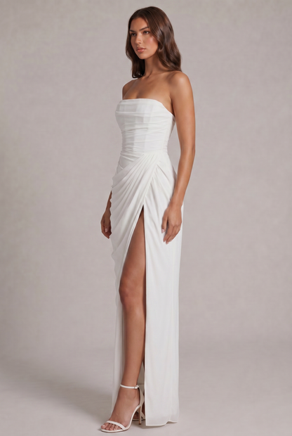 Weißes Kleid in der Seitenansicht am Model mit plissierter Wickeldrapierung und hohem Beinschlitz 19