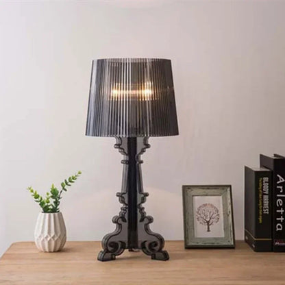 Schwarze Acryl-Tischlampe auf Holzoberfläche, moderne Designerleuchte für Wohnzimmer.