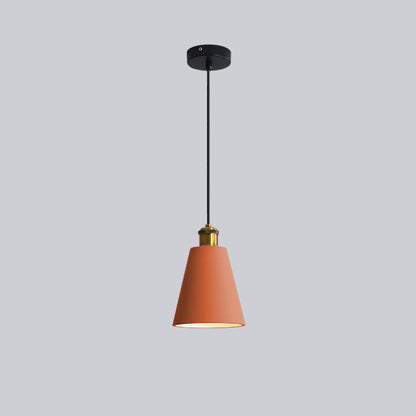 Orangefarbene Pendelleuchte, Metall, modernes Design, Innenbeleuchtung, schwarz-goldene Details.