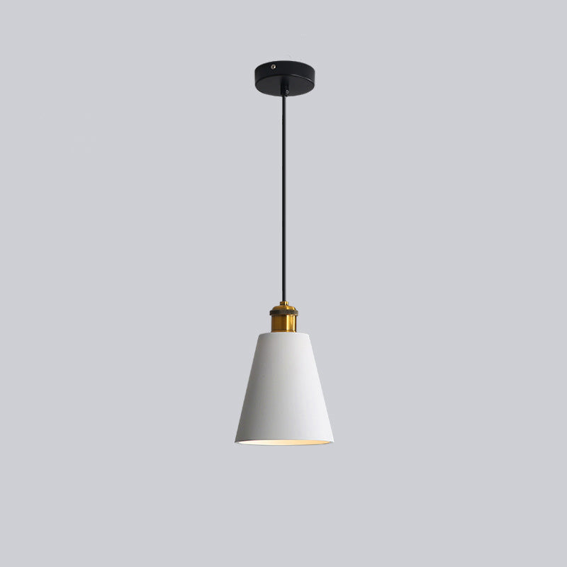 Moderne weiße Pendelleuchte mit schwarzem Kabel, ideal für Wohnzimmer oder Esszimmerbeleuchtung.