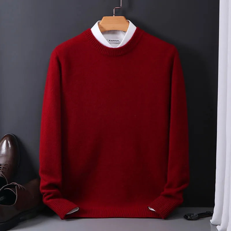 Roter Herrenpullover aus Wolle, Rundhalsausschnitt, elegant, warm, Herbstmode, auf Kleiderbügel.