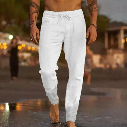 Mann in weißen Leinenjogginghosen am Strand, Sommermode, Freizeitkleidung, Herrenbekleidung.