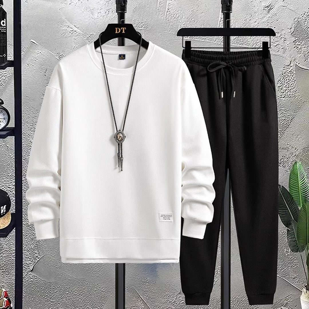 Weißes Sweatshirt und schwarze Jogginghose, Herren-Sportbekleidung, bequem, modisch.