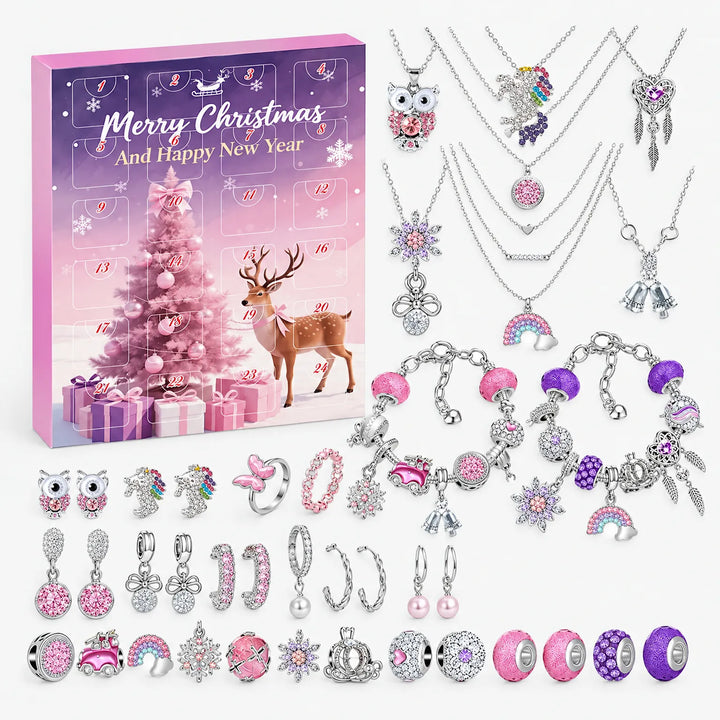 Flatlay der rosa-lila Adventskalender-Box mit 24 nummerierten Türchen und Rentier, davor silberfarbene Ketten, Charm-Armbänder, Perlen-Anhänger, Ringe und Ohrri 7