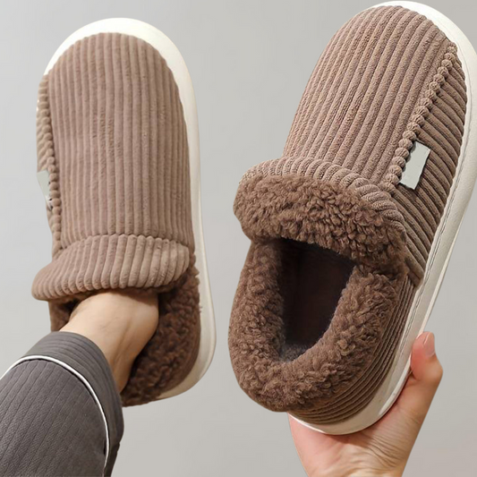 Braune Damen-Hausschuhe aus Cord mit Plüschfutter, gemütlich und warm.