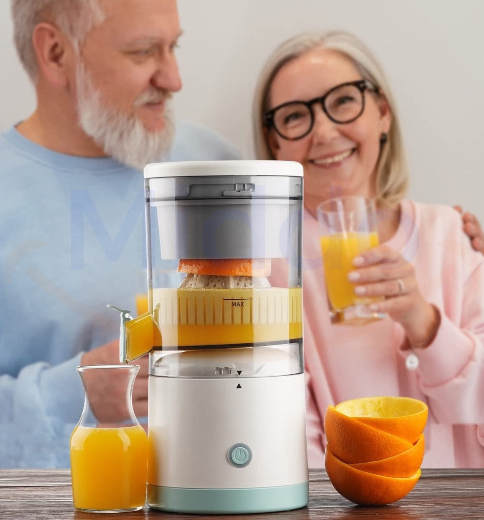 Älteres Paar mit Saftpresse, Glas Orangensaft, Orangen, Küche, glücklich, gesund, modern.